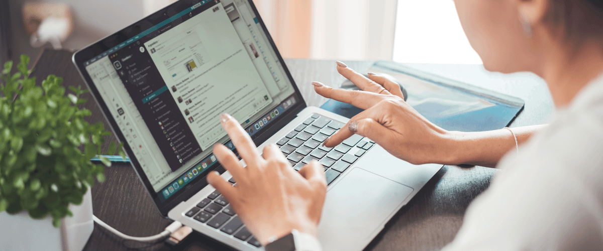 Profissional trabalhando no computador em home office